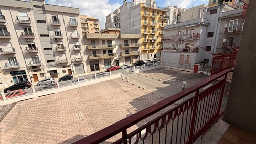 Zona Semi-Centrale, Appartamento di 4 Vani Oltre Accessori, Vano Deposito e Box Auto.